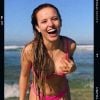 Biquínis de Larissa Manoela cheios de trends fazem sucesso nos posts do Instagram da atriz