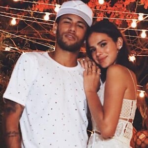 Bruna Marquezine mantém fotos com Neymar nas redes sociais