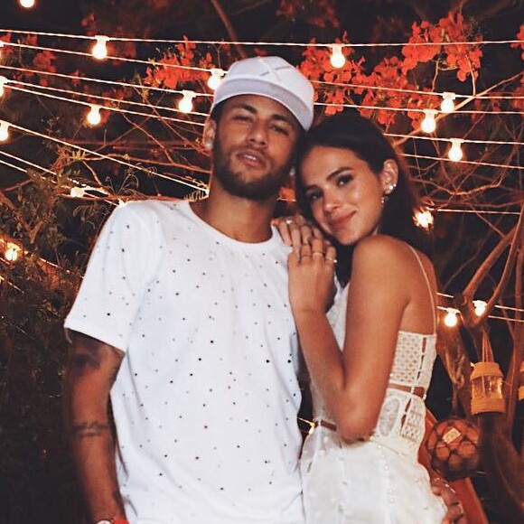 Bruna Marquezine mantém fotos com Neymar nas redes sociais