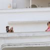 Isis Valverde é clicada pelo marido em sacada de hotel no Rio de Janeiro