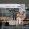 Filho e marido de Isis Valverde foram fotografados na piscina de hotel