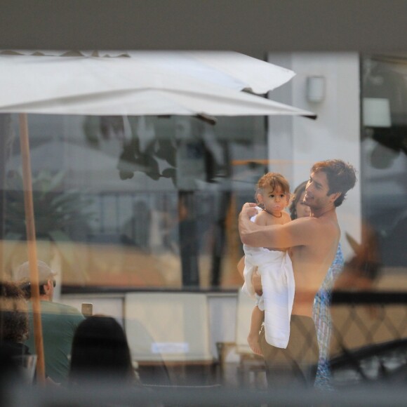 Filho e marido de Isis Valverde foram fotografados na piscina de hotel