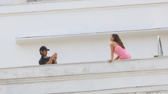 Marido e fotógrafo! Isis Valverde é clicada por André Resende em sacada de hotel