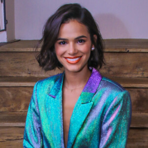Bruna Marquezine chama atenção de blazer holográfico da Bo.Bô, à venda acima de R$ 2,5 mil