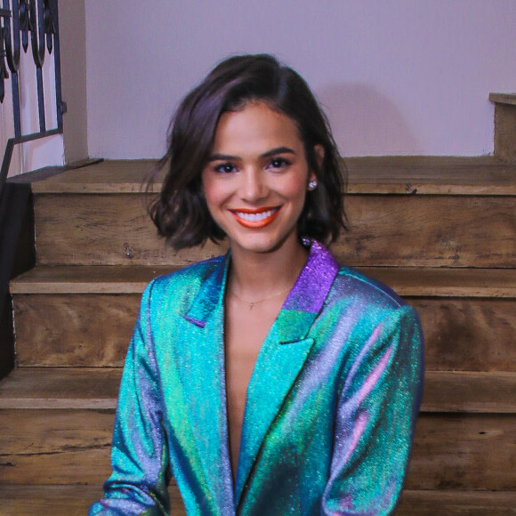 Bruna Marquezine chama atenção de blazer holográfico da Bo.Bô, à venda acima de R$ 2,5 mil
