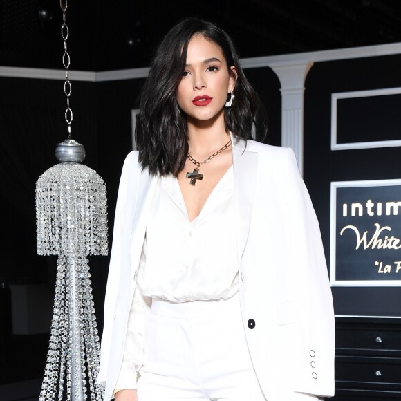 Bruna Marquezine combina look monocromático com blazer do mesmo tom durante evento de moda