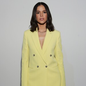 Bruna Marquezine apostou em conjunto monocromático na cor amarelo pastel para evento de moda internacional