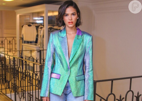 Bruna Marquezine prestigia evento de moda com blazer holográfico