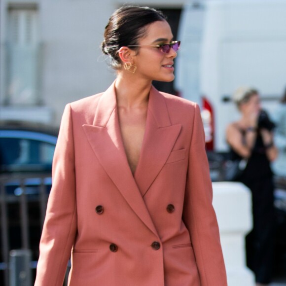 Bruna Marquezine usou maxiblazer durante Semana de Moda internacional em 2019