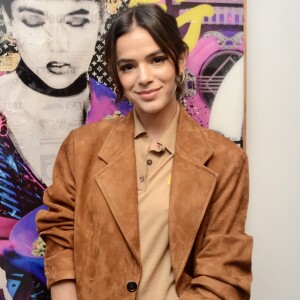 Bruna Marquezine aposta em look total de camurça, incluindo o maxiblazer de ombros acolchoados