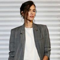 Holográfico, couro fake e mais: 10 blazers de Bruna Marquezine para se inspirar