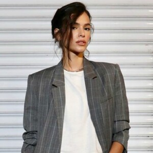 Bruna Marquezine combina blazer oversized xadrez com jeans
