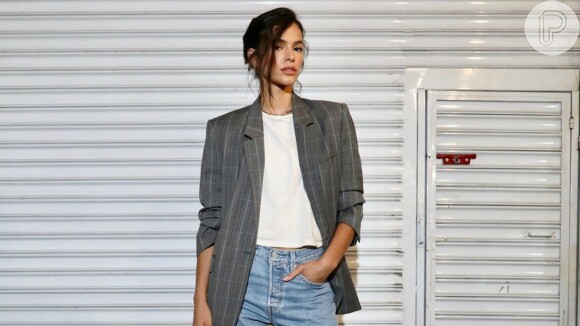 Bruna Marquezine combina blazer oversized xadrez com jeans