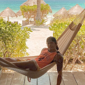 Whindersson Nunes exibe foto relaxando na rede em frente à praia em Tulum, no México