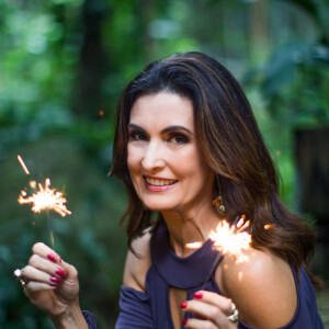 Fátima Bernardes celebra ano de vida com foto tomando drink: 'Quero começar o dia de hoje com um brinde à vida!'