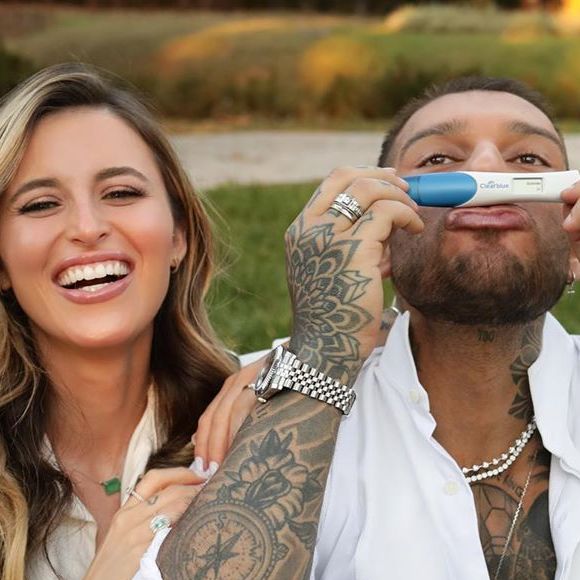 Lucas Lucco faz pose divertida com teste de gravidez da mulher, Lorena Carvalho