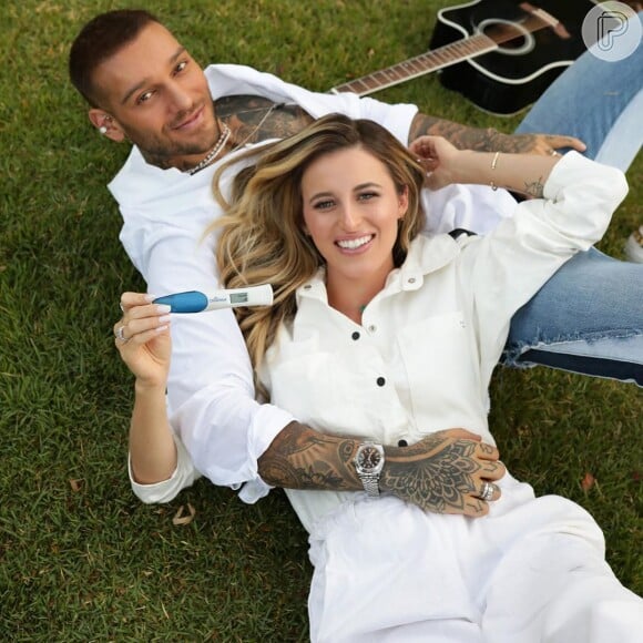 Lucas Lucco e Lorena Carvalho apareceram em clima romântico nas fotos para anunciar gravidez