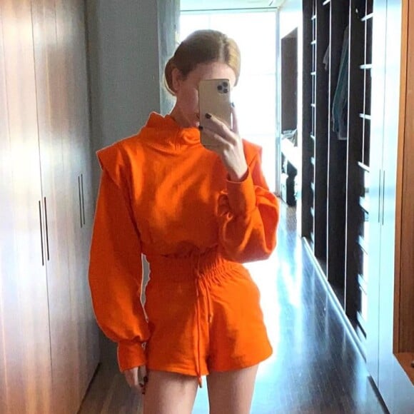 Marina Ruy Barbosa posa com look da sua marca