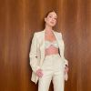Marina Ruy Barbosa usa conjunto off white da Gucci com top brilhoso