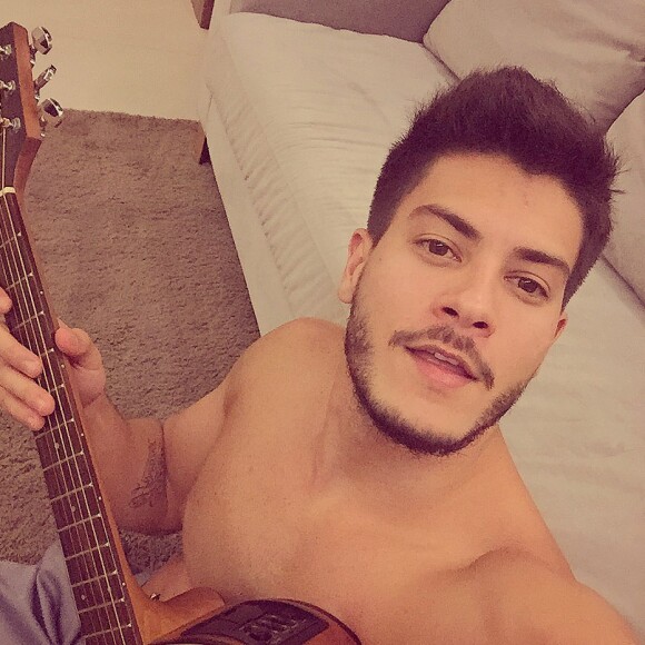 Arthur Aguiar anuncia novos trabalhos em vídeo