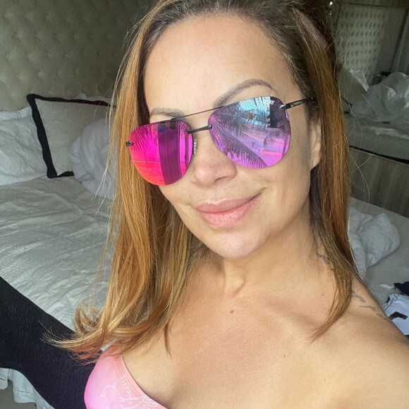 Solange Almeida usa body estilo engana mamãe e óculos estiloso