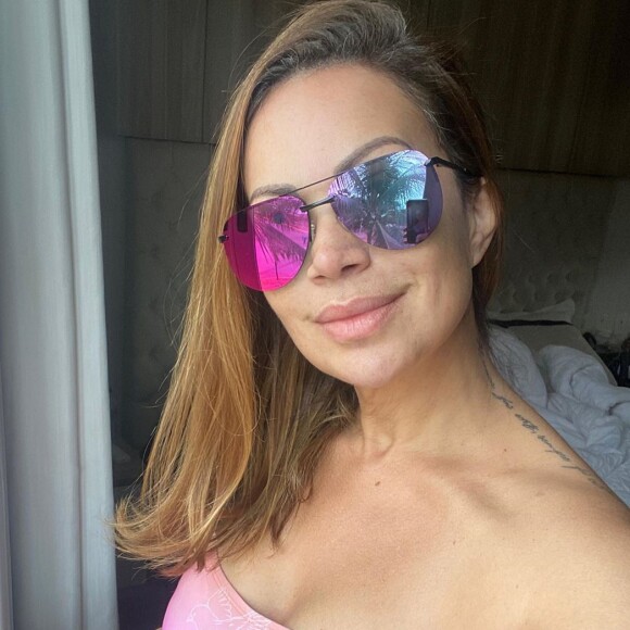 Body e óculos com lentes coloridas: o look de Solange Almeida