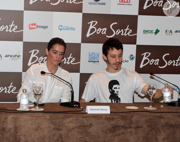 Deborah Secco senta ao lado de João Pedro Zappa na coletiva de imprensa do filme 'Boa Sorte', em São Paulo