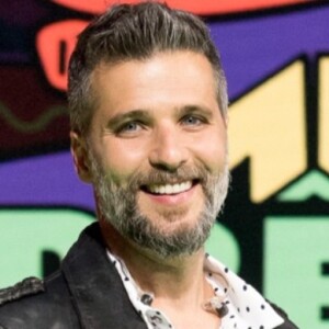 Bruno Gagliasso recebe torcida dos filhos, Títi e Bless, em programa na TV