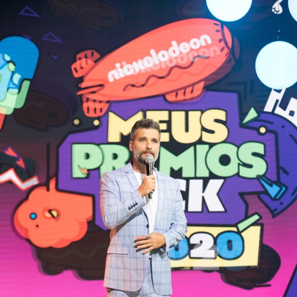 Filhos de Bruno Gagliasso tietam o ator em programa na TV