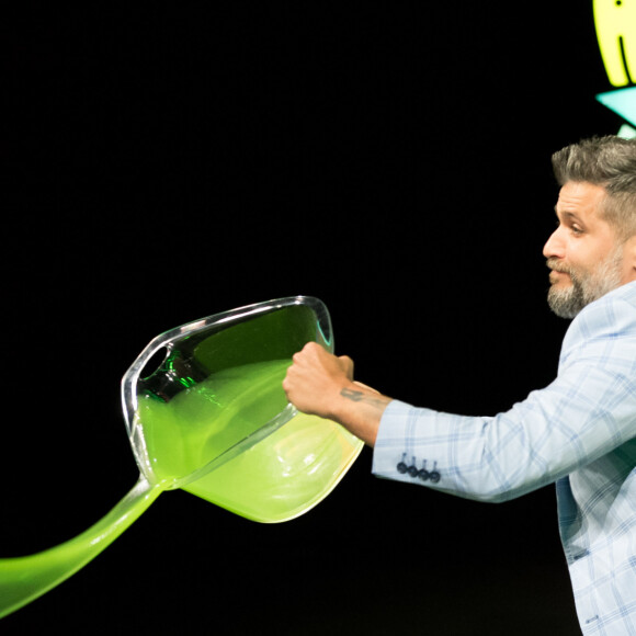 Bruno Gagliasso faz homenagem para os filhos, Títi e Bless, em programa na TV