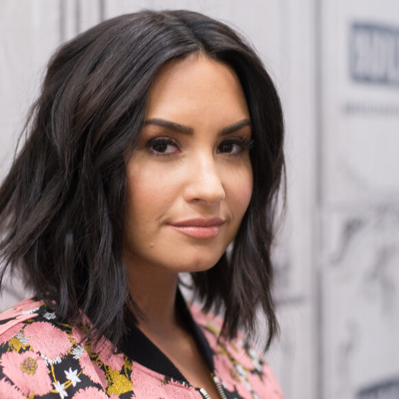 'Espero que a música seja a número um, porque você sabe, se é isso que alguém quer no mundo material, aqui está, você tem', dispara Max Ehrich para Demi Lovato
