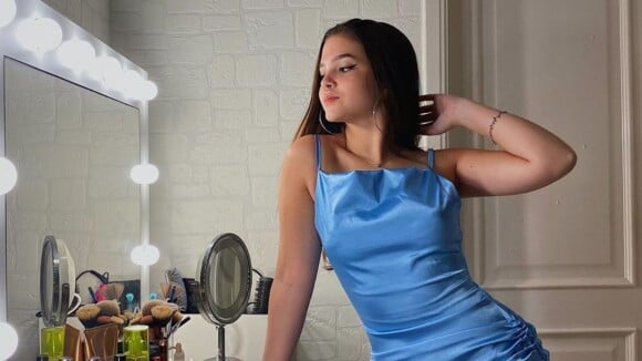 Mel Maia desfila vestidos de cetim em vídeo e web elogia: 'Corpo tão lindo'