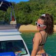 Mel Maia aposta em biquíni asa-delta para passeio de barco