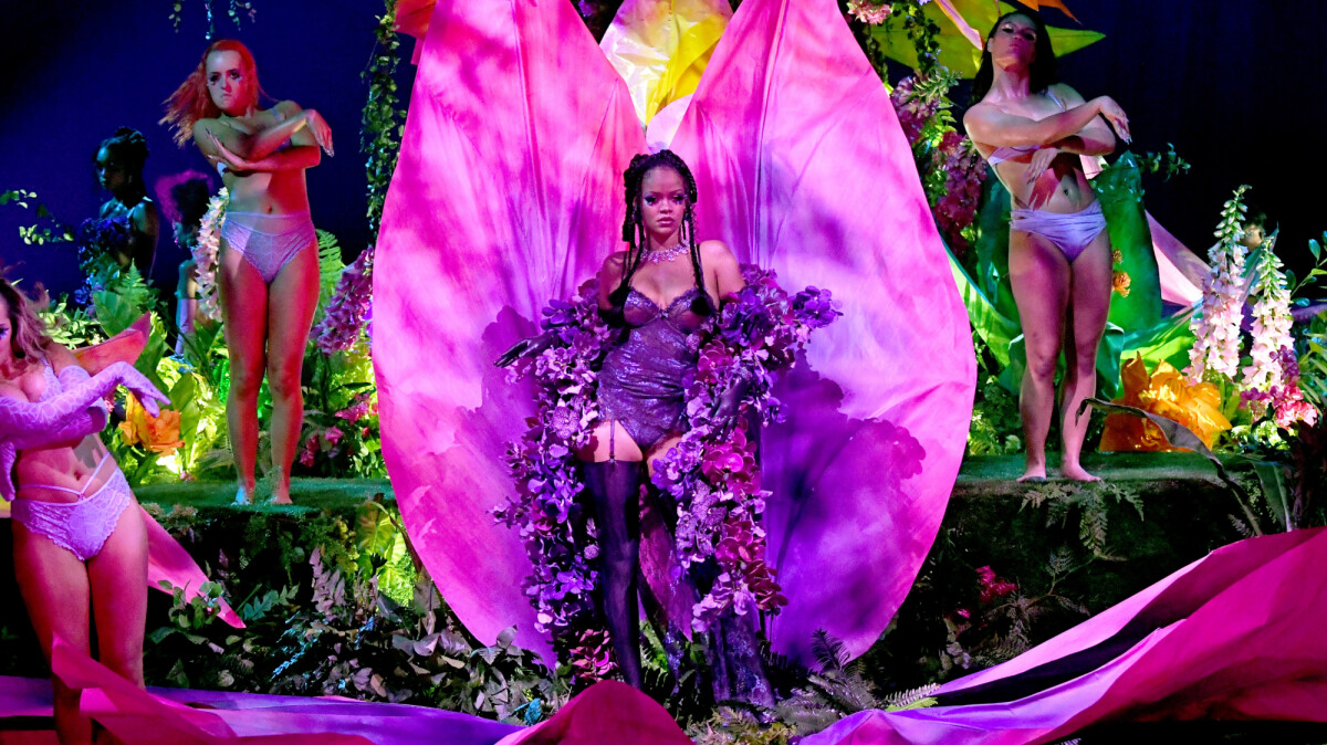 Rihanna coloca Malokera, de Mc Lan e Ludmilla, para tocar no desfile de  sua marca, Savage x Fenty - VAGALUME