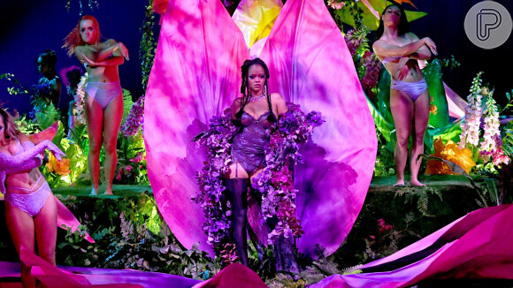 Rihanna aparece em desfile Savage x Fenty, sua linha de lingerie
