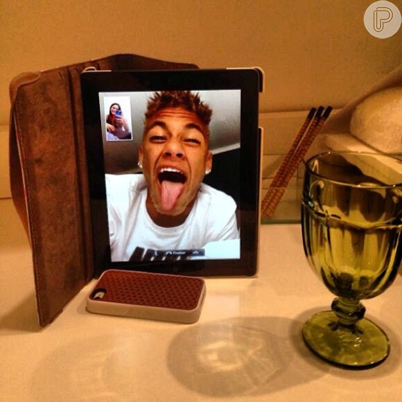 Neymar posta imagem em aparece conversando com Bruna Marquezine por um tablet