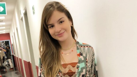 Sophia Valverde alia vestido com bolsa de grife em festa com elenco de 'Poliana'