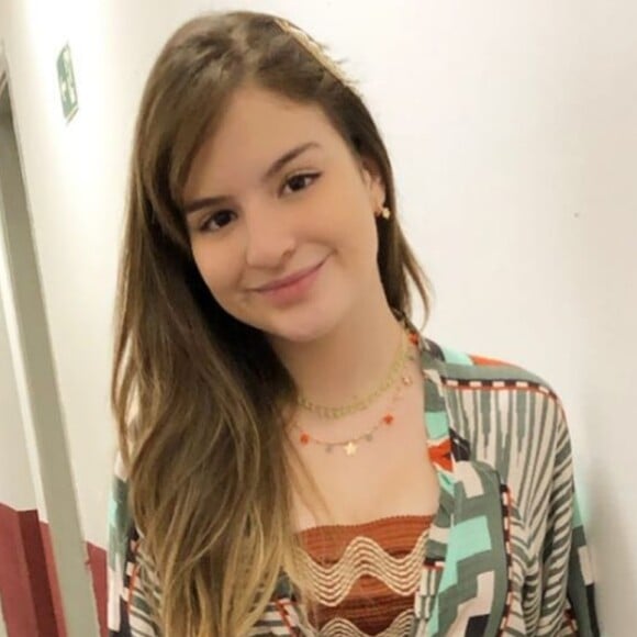 Sophia Valverde usa bolsa de grife em vestido com babado