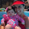 Graciele Lacerda curte piscina com afilhada e bebê rouba a cena na web