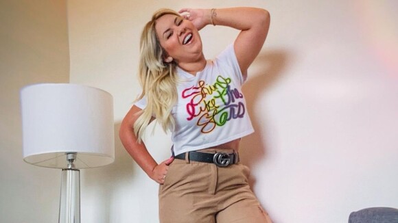 T-shirt cropped e calça cargo: Natália Toscano valoriza corpo em look comfy. Foto!