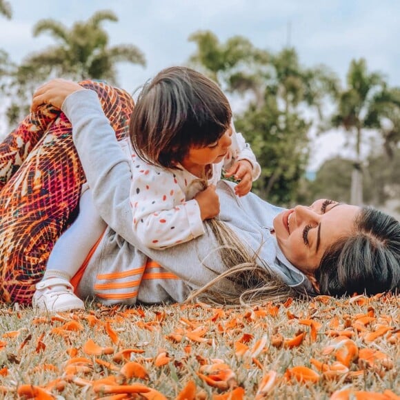 Mayra Cardi revela que filha tem uma doença no intestino