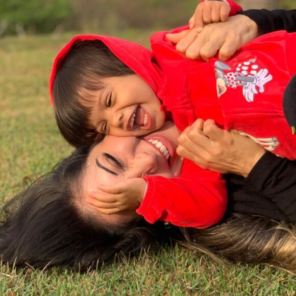 Mayra Cardi está investigando doença da filha