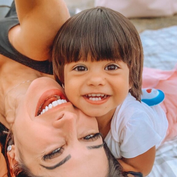 Mayra Cardi garante que filha passa bem após mal-estar