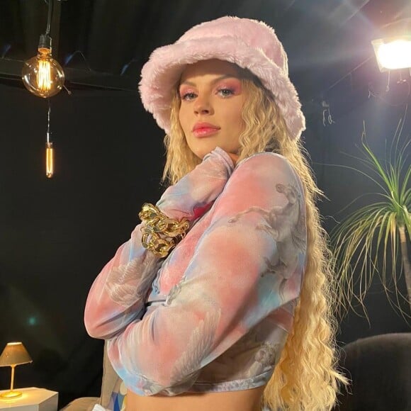 Luísa Sonza explica mudança no rosto após comentário de fã