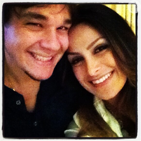 A apresentadora e ex-Miss Brasil Natália Guimarães e o namorado, Leandro do grupo KLB, esperam gêmeas, em 4 de março de 2013