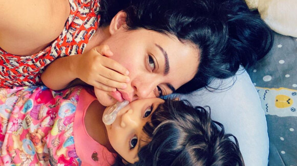 Carol Castro pede empatia ao liberar chupeta para filha de 3 anos: 'Lhe dá conforto'