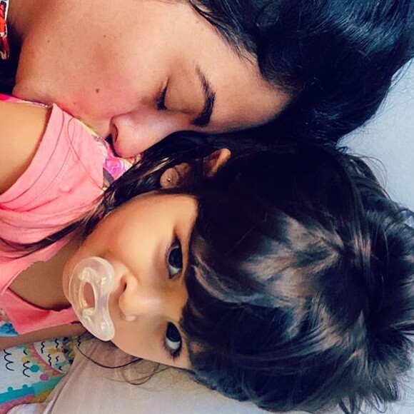 Carol Castro liberou chupeta para a filha, Nina, de 3 anos: 'Não vou tirar dela, num momento tão estranho e recluso, aquilo que mais lhe dá prazer e conforto'