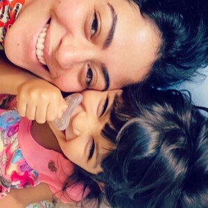 Carol Castro postou série de fotos com a filha, Nina, de 3 anos, fruto do seu casamento com Felipe Prazeres, de quem se separou em 2018