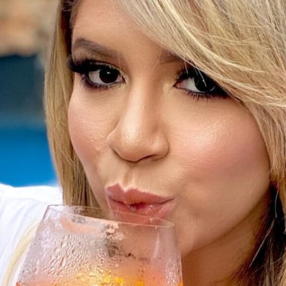 Marília Mendonça surge de make glow e cabelos platinados em foto, em 31 de outubro de 2020