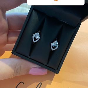 Filha de Kelly Key, Suzanna Freitas ganha brincos da Vivara de presente do namorado